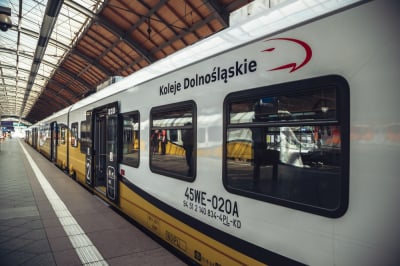Osob&oacute;wka wjechała pod pociąg w powiecie lw&oacute;weckim. Jedna osoba jest poszkodowana