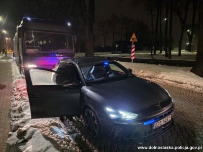 Pijany 34-latek usiadł "za k&oacute;łko" autobusu. Zrobił to, bo... chciał wr&oacute;cić do domu