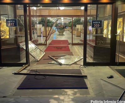 Ale akcja! 36-latek wjechał samochodem w hotel w Karpaczu. "Był wyraźnie pobudzony"