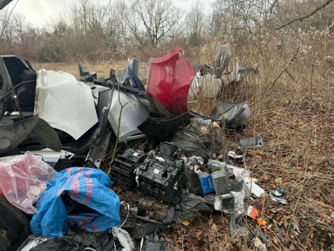 Jak tak można?! Sterty śmieci nad Odrą we Wrocławiu. Niedawno to miejsce posprzątali mieszkańcy [ZDJĘCIA] - 0