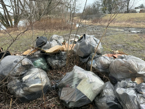 Jak tak można?! Sterty śmieci nad Odrą we Wrocławiu. Niedawno to miejsce posprzątali mieszkańcy [ZDJĘCIA] - 5