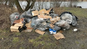Sterty śmieci nad Odrą we Wrocławiu. Niedawno to miejsce posprzątali mieszkańcy