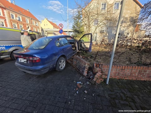 Policyjny pościg ulicami Legnicy. Kierowca wpadł w poślizg i uderzył w ogrodzenie - 1