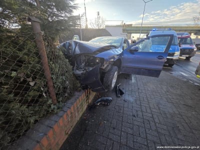 Policyjny pościg ulicami Legnicy. Kierowca wpadł w poślizg i uderzył w ogrodzenie