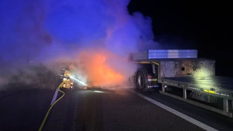 Trasa S5 w kierunku Wrocławia była zablokowana. Płonął samochód ciężarowy - 2