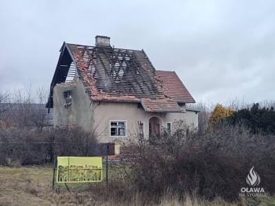 Wybuch gazu i pożar domu jednorodzinnego w Owczarach. Kilkudziesięciu strażak&oacute;w w akcji!