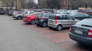 Zabierają miejsca studentom na rzecz pracownik&oacute;w. Sp&oacute;r o parkingi przy Politechnice
