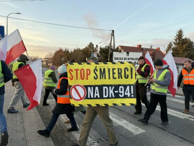 Kolejny protest mieszkańc&oacute;w po tragedii na DK94. Blokowali przejście dla pieszych