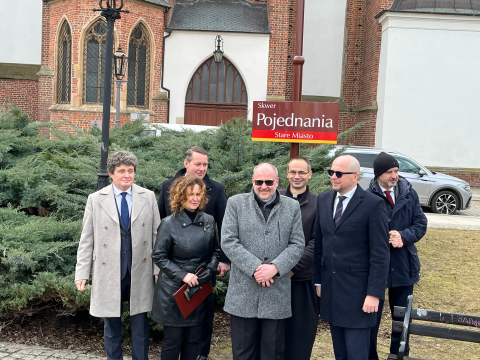 Skwer na wyspie Piasek zyskał nazwę. Nawiązuje ona do słów kardynała Bolesława Kominka - 0
