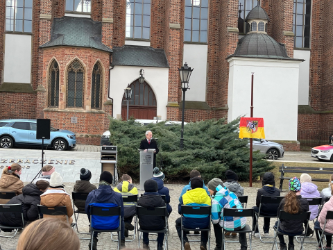 Skwer na wyspie Piasek zyskał nazwę. Nawiązuje ona do słów kardynała Bolesława Kominka - 1
