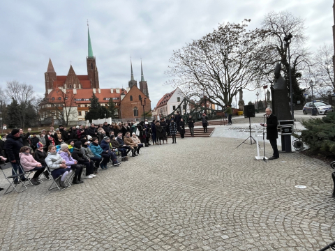 Skwer na wyspie Piasek zyskał nazwę. Nawiązuje ona do słów kardynała Bolesława Kominka - 2