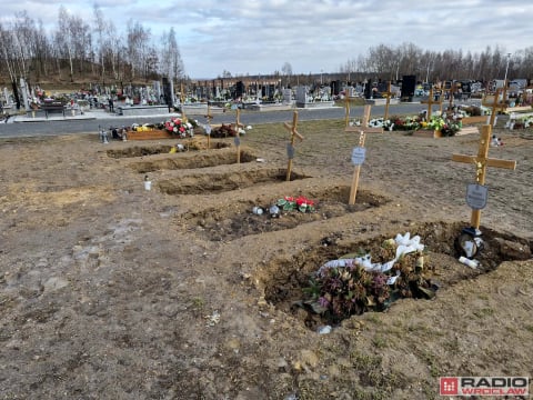 Zapadnięte groby na cmentarzu w Jaszkowie. Kilkadziesiąt mogił zniszczonych przez odwilż. "Wygląda to przerażająco" - 7