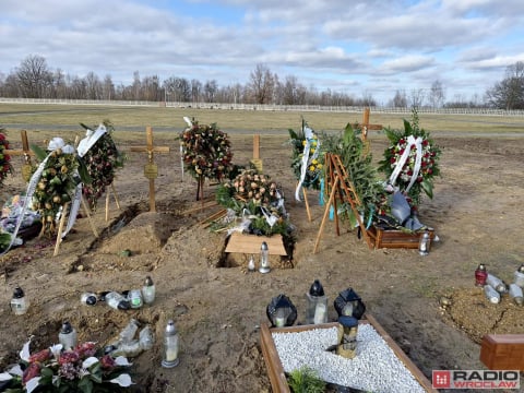 Zapadnięte groby na cmentarzu w Jaszkowie. Kilkadziesiąt mogił zniszczonych przez odwilż. "Wygląda to przerażająco" - 0