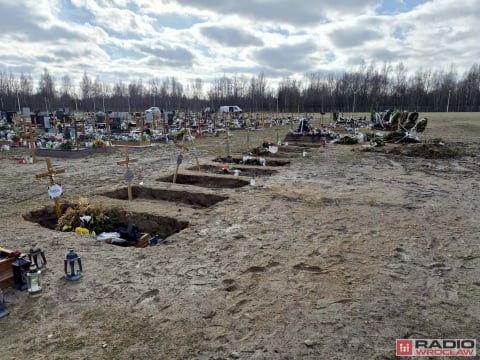 Zapadnięte groby na cmentarzu w Jaszkowie. Kilkadziesiąt mogił zniszczonych przez odwilż. "Wygląda to przerażająco" - 1