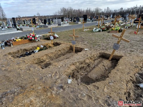 Zapadnięte groby na cmentarzu w Jaszkowie. Kilkadziesiąt mogił zniszczonych przez odwilż. "Wygląda to przerażająco" - 3
