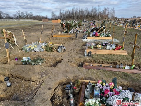Zapadnięte groby na cmentarzu w Jaszkowie. Kilkadziesiąt mogił zniszczonych przez odwilż. "Wygląda to przerażająco" - 4
