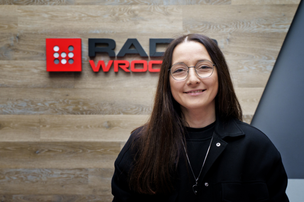 Chwalimy Swoje: Rak ukryty w dziełach sztuki. Pierwsza w Polsce interaktywna wystawa onkologiczna we Wrocławiu  - Na zdjęciu Patrycja Lisiecka, autorka kampanii Młode z Rakiem