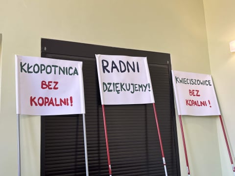 "Ręce precz od naszej ziemi". Mieszkańcy i samorządowcy nie chcą kopalni w Kwieciszowicach - 0