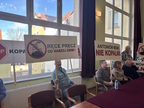 "Ręce precz od naszej ziemi". Mieszkańcy i samorządowcy nie chcą kopalni w Kwieciszowicach - 2