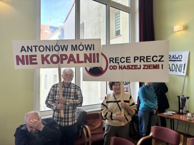 "Ręce precz od naszej ziemi". Mieszkańcy i samorządowcy nie chcą kopalni w Kwieciszowicach