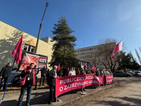 Przed szpitalem w Lubaniu wciąż gorąca atmosfera. W sobotę spotkały się tam dwie manifestacje - 0