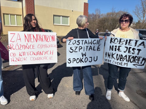 Przed szpitalem w Lubaniu wciąż gorąca atmosfera. W sobotę spotkały się tam dwie manifestacje - 1