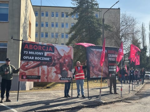 Przed szpitalem w Lubaniu wciąż gorąca atmosfera. W sobotę spotkały się tam dwie manifestacje - 2