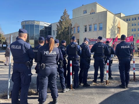 Przed szpitalem w Lubaniu wciąż gorąca atmosfera. W sobotę spotkały się tam dwie manifestacje - 3
