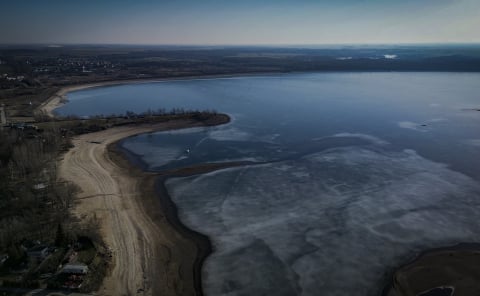 Zalew Mietkowski odsłonił drugie oblicze. Opony, szkło i śmieci wypłynęły na powierzchnię - 9