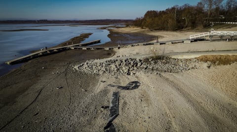Zalew Mietkowski odsłonił drugie oblicze. Opony, szkło i śmieci wypłynęły na powierzchnię - 0