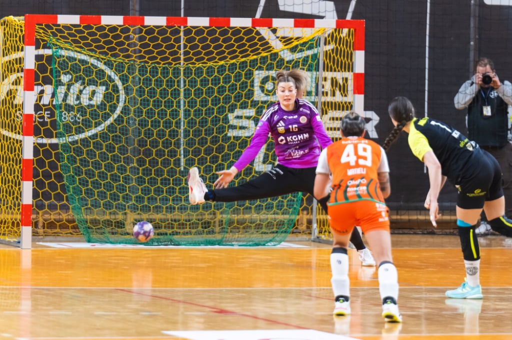 Zacięte derby w Kobierzycach. Decydowały rzuty karne - Bramkarka Zagłębia Barbara Zima była jedną z bohaterek w serii rzutów karnych
