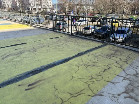 Runął sufit pod tarasem na Dokerskiej. To drugi taki przypadek. "Wszystko jest zalane" - 1