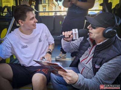 Biega tam, gdzie inni ledwie przechodzą. We Wrocławiu pokonał p&oacute;łmaraton w autobusie