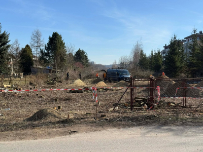 Wycinka na Klecinie w pasie planowanej trasy tramwaju. Urząd nie wie, kto zlecił prace