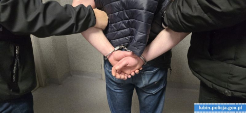 Lubin: 25-latek strzelał w szyby restauracji. Policja znalazła u niego nie tylko pistolet - 0