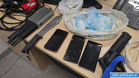 Lubin: 25-latek strzelał w szyby restauracji. Policja znalazła u niego nie tylko pistolet - 4