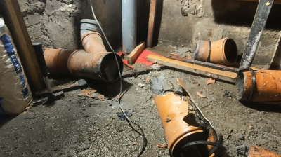 Beton w kanalizacji przy Kuźniczej - kultowa kawiarnia zamknięta. "Dramatyczna sytuacja"