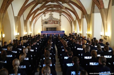 Nowi policjanci na Dolnym Śląsku. Ślubowanie złożyło 134 os&oacute;b - prawie połowa to kobiety