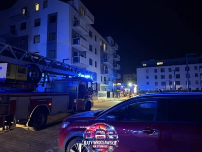 Nocny pożar na wrocławskim Jagodnie. Płomienie w mieszkaniu i ewakuacja