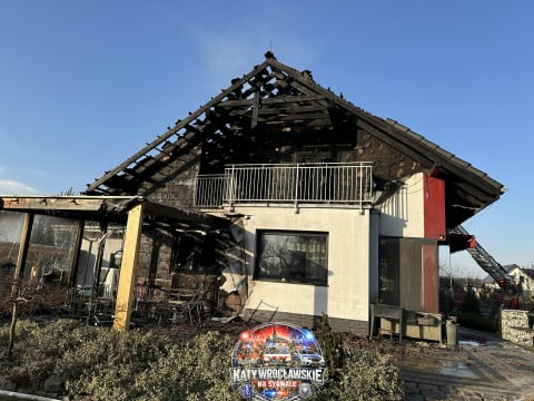 Pożar domu jednorodzinnego we Wrocławiu. W akcji 8 zastępów straży pożarnej - 1