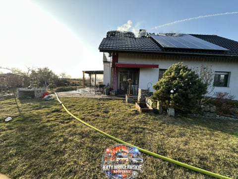 Pożar domu jednorodzinnego we Wrocławiu. W akcji 8 zastępów straży pożarnej - 2