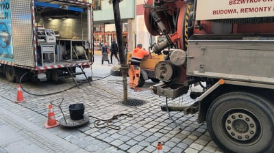 Nie tylko Kalambur - beton zalał też miejską kanalizację. Trwa kruszenie i wypłukiwanie