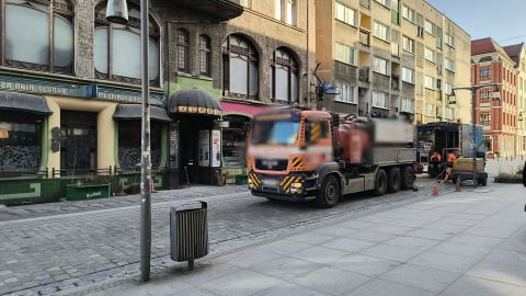 Nie tylko Kalambur - beton zalał też miejską kanalizację. Trwa kruszenie i wypłukiwanie - 0