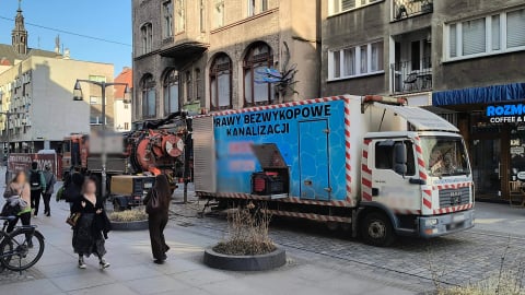 Nie tylko Kalambur - beton zalał też miejską kanalizację. Trwa kruszenie i wypłukiwanie - 1