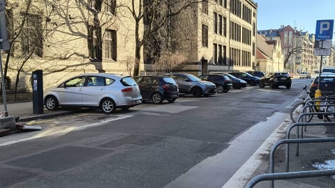 Wrocław: Zmiana zasad parkowania na Joannitów. Wielu kierowców staje "po staremu" - 1