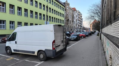 Wrocław: Zmiana zasad parkowania na Joannit&oacute;w. Wielu kierowc&oacute;w staje "po staremu"