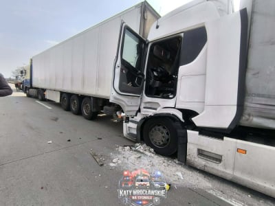 Autostrada A4 była zablokowana niedaleko Wrocławia. Zderzyły się trzy ciężar&oacute;wki [ZDJĘCIA]