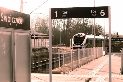 Dodatkowe pociągi ze Swojczyc. Czy pasażerowie odczuli r&oacute;żnicę? Sprawdzamy