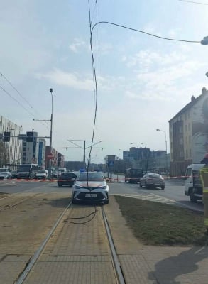 Wrocław: Duże utrudnienia na Legnickiej. Nie jeżdżą tramwaje po zerwaniu kabla energetycznego - 0