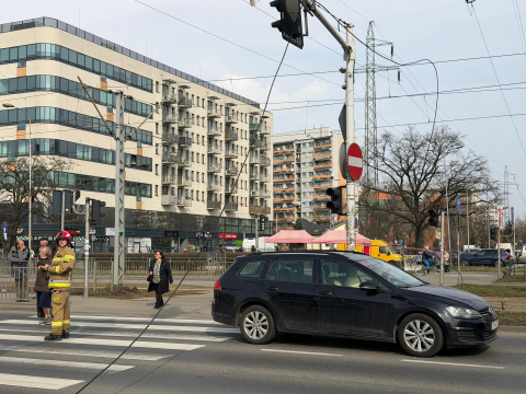 Wrocław: Duże utrudnienia na Legnickiej. Nie jeżdżą tramwaje po zerwaniu kabla energetycznego - 1